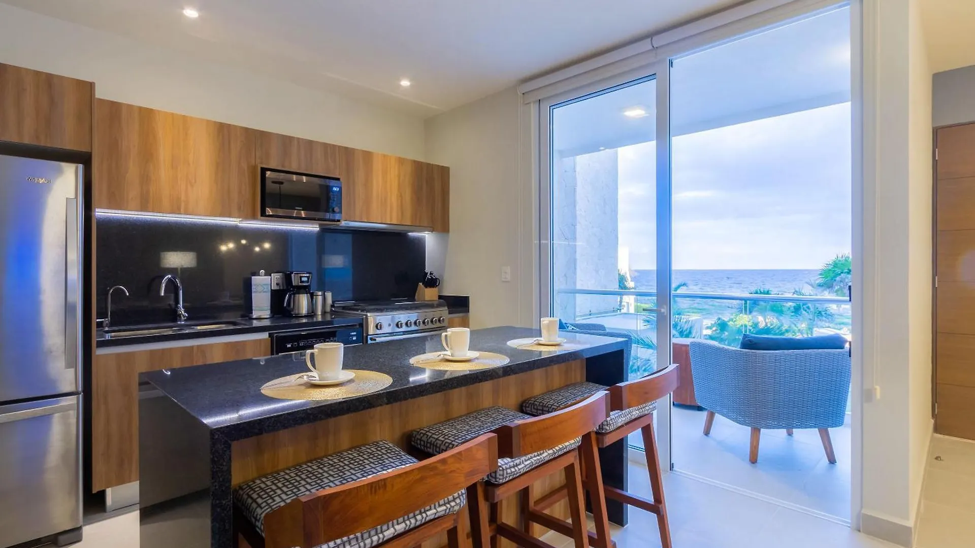 Santamar By Tao Beach Condos With Pool & Walk To Ocean أكومال شقة